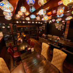 異国情緒あふれる店内。キッチンからスパイス香る店内で、お酒も会話も進むこと間違いなし。30～40名様で、着席での貸切利用も可能です。（※最低保証料金を設けさせていただく場合があります。）
