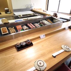 落ち着いた雰囲気のカウンター席は、大切な方とのデートに最適です。二人の距離が縮まる特別な時間をお届けします。