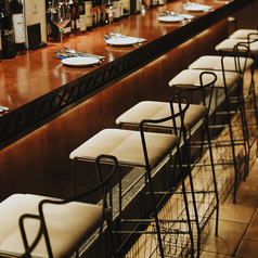 座り心地を追求した、広々としたカウンターチェアをご用意いたしました◎隣を気にせず、ゆったりと腰をかけながら、心ゆくまでお食事をお楽しみください♪