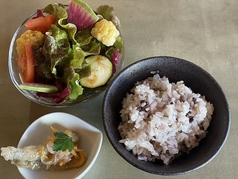 【セットメニュー】サラダ、前菜、パンまたは十五穀米　Fifteen Grain Rice or Bread, side dish and Salad