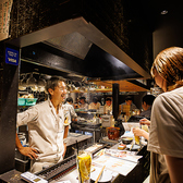 迫力満点のオープンキッチンカウンターでは、臨場感あふれる調理風景に心が躍ります!ナミヨセの活気あふれるスタッフが素敵な時間をお届けします!◎【金山 居酒屋 女子会 デート 宴会 飲み放題 忘年会 歓送迎会 海鮮 お肉 焼き鳥 レモンサワー 焼酎 日本酒 カウンター 個室 貸切】