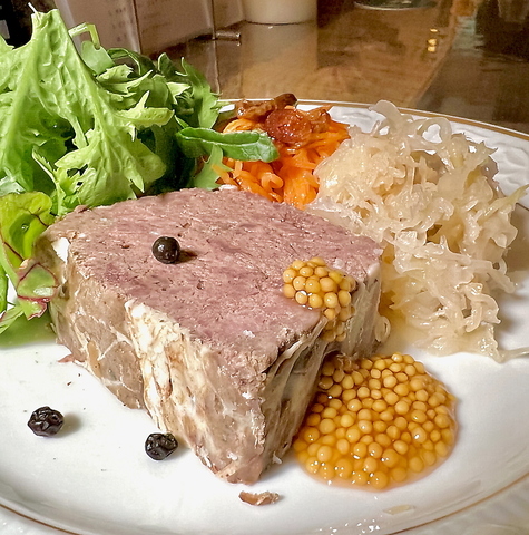 オーナーセレクトのワインと滋味深いフランスの家庭料理をお楽しみいただけます。