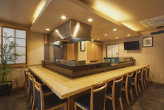 カウンター席は11席ご用意。もちろんお一人様でのご来店も大歓迎です。サクッと仕事帰りに鹿児島の郷土料理はいかが？