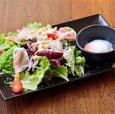 季節のシーザーサラダ温玉のせ