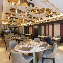 明るい店内はラグジュアリーながら落ち着きのある空間。