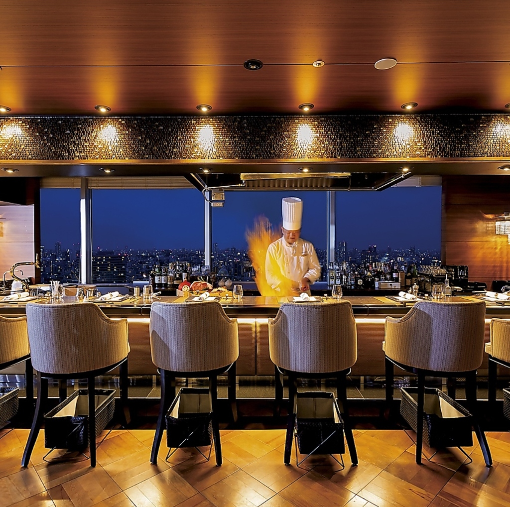 カウンター席からも鉄板でのパフォーマンスをご覧いただけます。