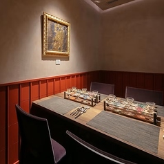 ビジネスでの大切な接待や、ご家族の顔合わせなど、プライベート感を重視されるお客様のために完全個室をご用意しております。細やかなサービスと落ち着いた雰囲気の内観でムードを高め、周りを気にせずゆったりとお過ごしいただけます。厳選された日本料理と日本酒を心ゆくまで楽しめる、最上級のおもてなし空間です。