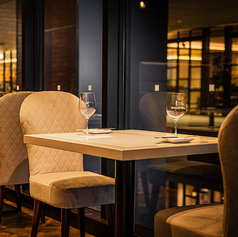 窓際のお洒落なお席。ぜひカップルでご利用ください。