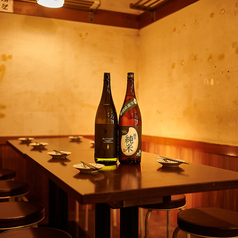 暖簾をくぐれば、香ばしいもつ焼きの香りと提灯の柔らかな光がお出迎え。お一人様や少人数で気兼ねなく寛げるテーブル席は、昭和の酒場を彷彿とさせる温かな雰囲気です。日常の喧騒を忘れ、気の置けない仲間と酌み交わすお酒は格別です。テーブル席は約20名ご案内可能。