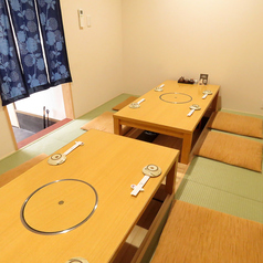 お座敷席は、地元のご友人と気兼ねなく過ごせる空間です。美味しい鮨を囲んで楽しい時間をお過ごしください。