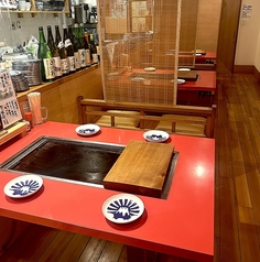 1階貸切10名から12名様OK!1階は鉄板付4名テーブルが3席、10名から12名様までゆっくりお座り頂けます♪10名様程の少人数飲み会に最適♪お祝い事など、お花やケーキの持ち込みはお気軽にお問合せ下さい♪