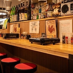 【カウンター席：8席】ふらっと気軽に立ち寄れる◎おひとりさまの晩酌におすすめ。気軽にふらっと立ち寄れる温かい雰囲気で、おひとりさまの晩酌にぴったりのお席です。大切な方とのデートにもおすすめ。出来立ての料理とお酒を楽しみながら、ゆったりとした時間をお過ごしいただけます。