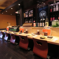 料理長の鮮やかな手捌きを目の前で楽しめる、特等席のカウンターです。ライブ感たっぷりの調理風景を眺めながら、揚げたての串揚げを最高の状態で味わえます◎お一人様でのしっぽり飲みはもちろん、カップルでのデートにもおすすめ♪掘りごたつ式なので、リラックスしながらお食事とお酒を堪能いただけます。