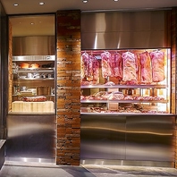 熟成肉は店内キャビネットでじっくりと熟成
