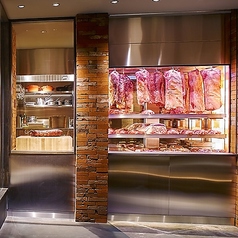 熟成肉は店内キャビネットでじっくりと熟成