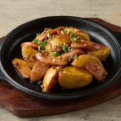 ポテトとソーセージのガーリック炒め