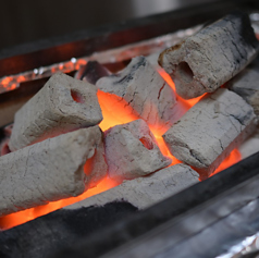 備長炭で焼かれる焼き鳥は、香ばしい香りが広がる