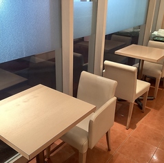 【2人掛けテーブル席】お一人様から少人数でお気軽にご利用いただける使い心地も丁度良いお席です。カフェ利用などにぜひ!