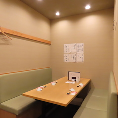 【テーブル席 6×1】ご家族やグループでのご利用に最適な6名様掛けのテーブル席が1卓ございます。広々とした空間で、周りを気にせずお食事を楽しんでいただけます。ゆったりとした時間を過ごせるため、小さなお子様連れの方にもおすすめです♪