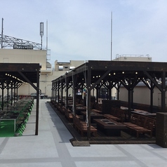 テラス席で仲間と、恋人と、ゆったりとＢＢＱを楽しむことができちゃいます！※屋外のため雨天時は濡れる可能性がございます。
