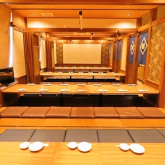 【貸切OK！広々掘りごたつ個室】開放感溢れる掘りごたつ個室も完備しております。最大56名様までご利用可能なので、歓迎会・送別会・同窓会等の各種宴会に是非ご利用ください。宴会にピッタリの「横断幕」or「寄せ書き焼酎ボトル」特典付きプレミアムコースもご用意しております！