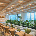 店内にはソファー席が24席。ゆったりとしたソファーでくつろぎながら、こだわりのコーヒーや季節のスイーツを楽しむ贅沢なひとときを。デートや記念日、特別な時間にふさわしい空間です。