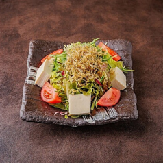 豆腐としらす梅紫蘇サラダ