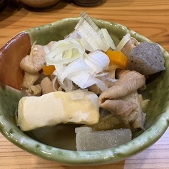 自慢の天ぷらに揚げ物、じっくり煮込みまで勢揃い！の写真