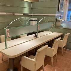【カウンター式テーブル席】横並びでご利用でき、ちょっとしたお食事に◎対面は仕切りがあり、目線も気になりづらいです。