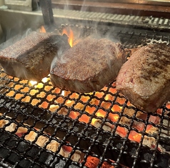 職人がひと品ひと品丁寧に炭火で焼き上げます。