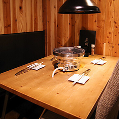 【テーブル4名席】ゆったりとくつろげる4名様テーブルは、仕事終わりの方やご友人様に人気のスペースです！！気が合う仲間や少人数様でもワイワイ楽しくお食事いただけます！