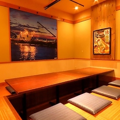 【大小さまざまなお席をご用意】店内は温かみのある明かりで雰囲気抜群♪気の合うお友達との飲み会や女子会などに是非ご利用ください。お席は人数に合わせてご用意できます。ご相談ください！皆さまのご来店を心よりお待ちしております。