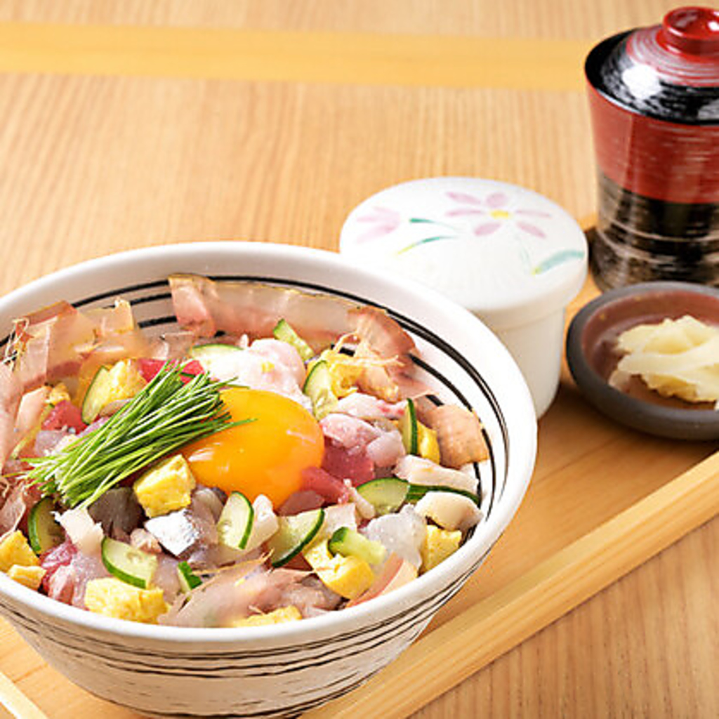 彩りの鮮やかなどんぶりをランチ限定でご提供いたします。