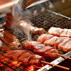 【香ばしさが魅力】炭火で丁寧に焼き上げた「熟成牛タン串」はお酒とも相性抜群◎の写真