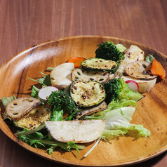 炭焼き野菜と菜野菜のサラダ