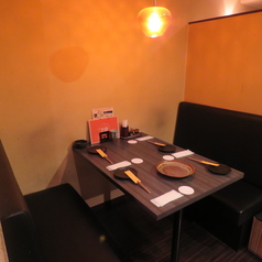 ゆったりと腰を下ろせるソファー席は、2名様から4名様までご利用いただける心地よい空間です。女子会や少人数での集まりにも最適で、柔らかな照明に包まれながら、自慢の串揚げとお酒をゆっくりとお楽しみいただけます。落ち着いた雰囲気と美味しい料理に、思わず長居してしまうひとときをお過ごしください。