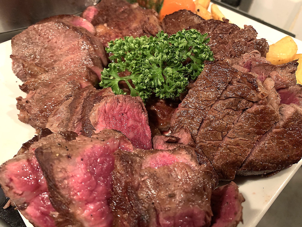 地元の肉好き、肉オタクの皆様に愛されているステーキは赤身中心に常時5種類。オーナーが厳選！