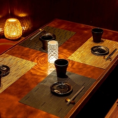 落ち着いた雰囲気の4名個室は、親しい友人との集まりや家族の食事に最適です。周囲を気にせず、安心して会話を楽しむことができるため、特別な時間を大切な人と分かち合えます。心地よい空間で思い出を作りましょう。