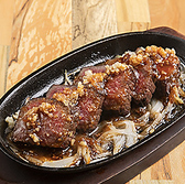 【らいおんステーキ】極上牛ハラミの肉塊を豪快に炭で焼き上げ!にんにくダレがもうたまらん!