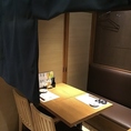 個室のお席は2～4名様までご利用可能。扉が閉まり完全個室となります。他にも、暖簾を下して半個室になるお席もご用意。