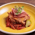 料理メニュー写真&nbsp;ローズマリー薫る鶏もも肉のポワレ　ピペラードソース　生ハムを飾って
