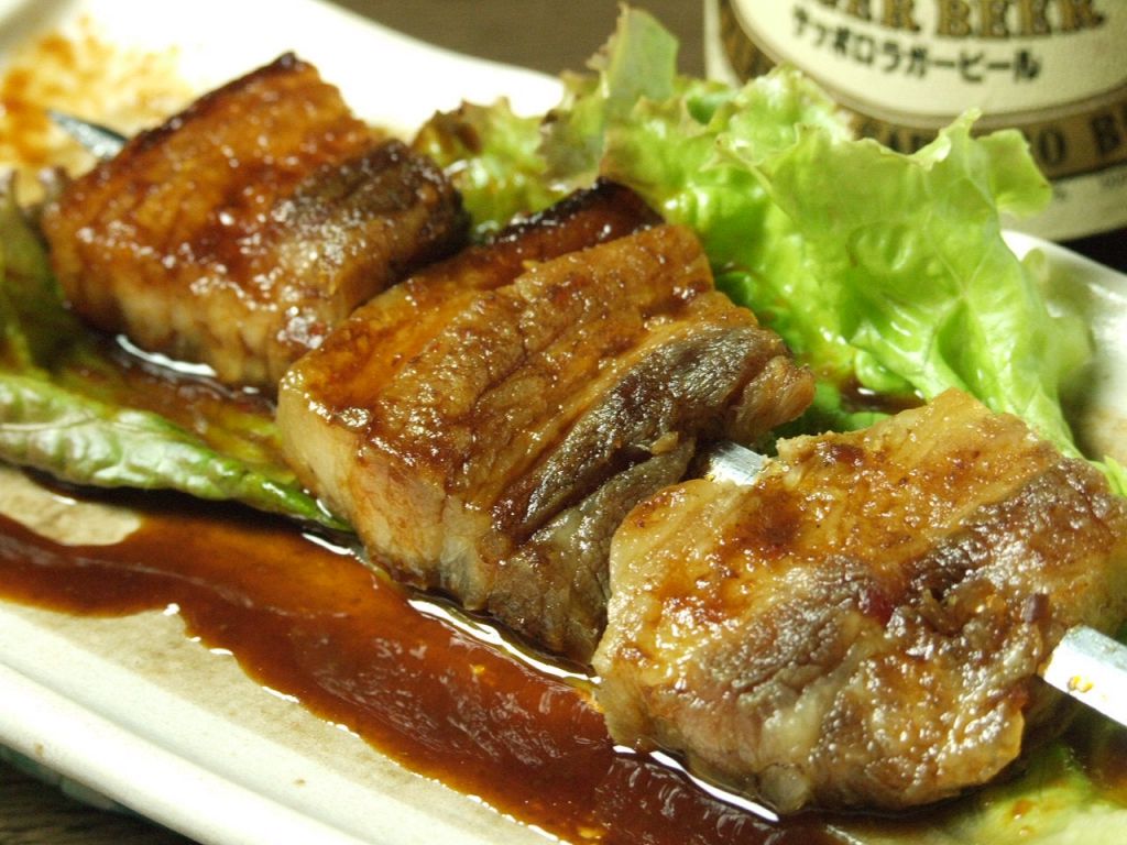 【上州産・豚串焼き】280円／たっぷりこつこつと5時間煮込んだ後に一気に焼き上げます。味の凝縮....