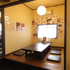 【6名様用のテーブル席は、グループでの利用に最適。にぎやかな時間をゆったり楽しめる空間です】友人同士の集まりや会社の同僚との飲み会、ご家族での食事など、少し大人数でのご利用にぴったりな6人掛けテーブル席。気軽さと居心地のよさがあり、人数が多くても無理なく座れる広さで会話も自然と弾みます。