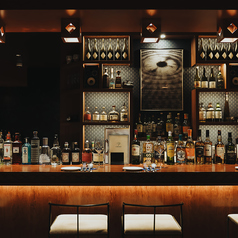 22時まではお食事メイン、22時以降はBARとして利用できる使い勝手のよいお店です。洗練された空間で、お一人様からグループまで多彩なシーンに対応します。