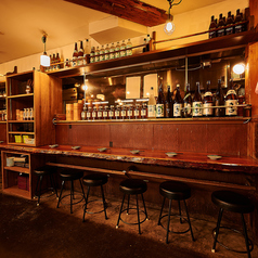 香ばしい炭火の香りと、料理長が魅せる鮮やかな手捌き。カウンター席は、焼き立てのもつ焼きや蒸し立ての点心が一番美味しい瞬間を味わえる贅沢な特等席です。昭和の風情漂う横丁で一杯やるような、粋なひとときを。お一人様のサク飲みはもちろん、肩を並べてデートにも最適です！