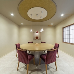 【赤酒々】定員6名様。円卓テーブルもご用意できます。ご家族や女性グループに人気のお部屋です。