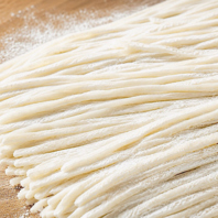 厳選した国産小麦100％を独自にブレンドしたうどん