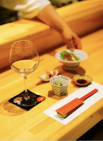 旬の食材の一品料理からコース料理、希少な自然派ワインから季節の日本酒まで取り揃え