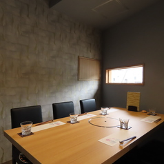 8名様迄ご利用いただける個室をご用意しております！少人数での集まりや、家族や友人との食事会に最適なプライベート空間です。落ち着いた雰囲気の中で、心ゆくまでお食事をお楽しみいただき、特別なひとときをお過ごしください！