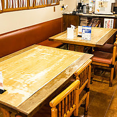 衆食堂をイメージした店内はどこか懐かしい雰囲気。カウンター席とテーブルがございますので、お一人様でもお気軽にご来店いただけます。